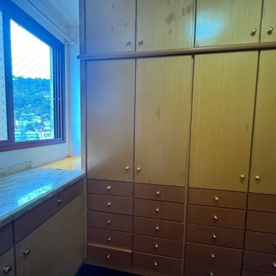 Apartamentos com 129m², 4 quartos, 2 suítes, 2 garagens, no bairro Centro em Florianópolis