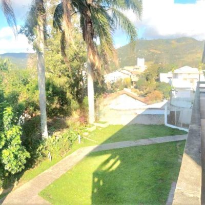 Casa Residencial com 2247m², 6 quartos (sendo 2 suítes), 10 garagens, no bairro Carvoeira em Florianópolis