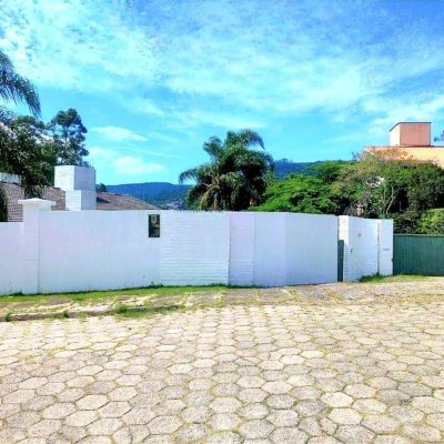 Casa Residencial com 2247m², 6 quartos (sendo 2 suítes), 10 garagens, no bairro Carvoeira em Florianópolis