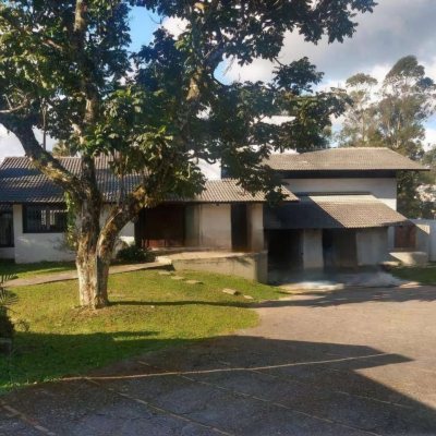 Casa Residencial com 2247m², 6 quartos (sendo 2 suítes), 10 garagens, no bairro Carvoeira em Florianópolis