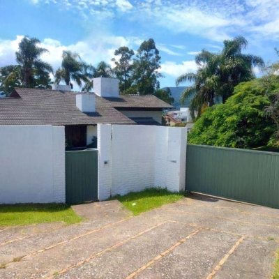 Casa Residencial com 2247m², 6 quartos (sendo 2 suítes), 10 garagens, no bairro Carvoeira em Florianópolis