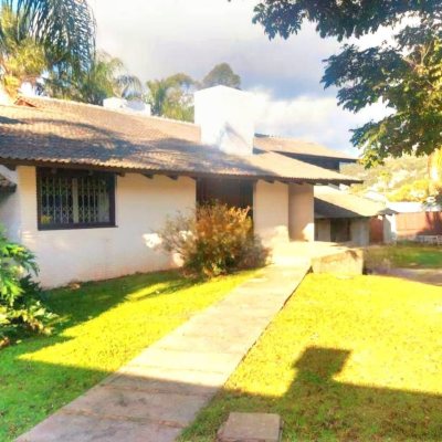 Casa Residencial com 2247m², 6 quartos (sendo 2 suítes), 10 garagens, no bairro Carvoeira em Florianópolis