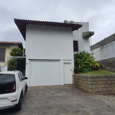 Casa Residencial com 349m², 6 quartos (sendo 2 suítes), 3 garagens, no bairro Carvoeira em Florianópolis