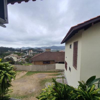 Casa Residencial com 349m², 6 quartos (sendo 2 suítes), 3 garagens, no bairro Carvoeira em Florianópolis