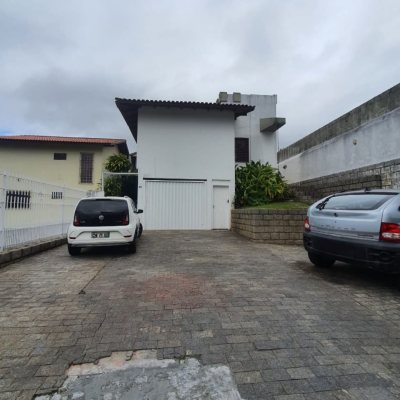 Casa Residencial com 349m², 6 quartos (sendo 2 suítes), 3 garagens, no bairro Carvoeira em Florianópolis