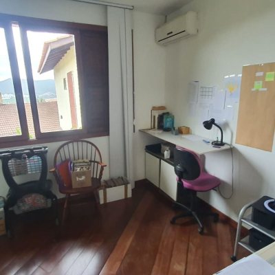 Casa Residencial com 349m², 6 quartos (sendo 2 suítes), 3 garagens, no bairro Carvoeira em Florianópolis