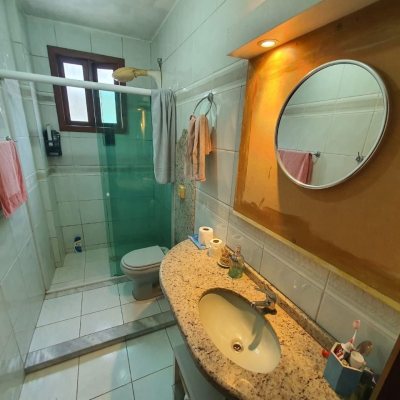 Casa Residencial com 349m², 6 quartos (sendo 2 suítes), 3 garagens, no bairro Carvoeira em Florianópolis