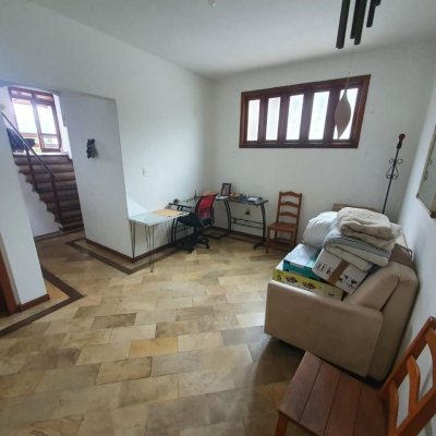 Casa Residencial com 349m², 6 quartos (sendo 2 suítes), 3 garagens, no bairro Carvoeira em Florianópolis