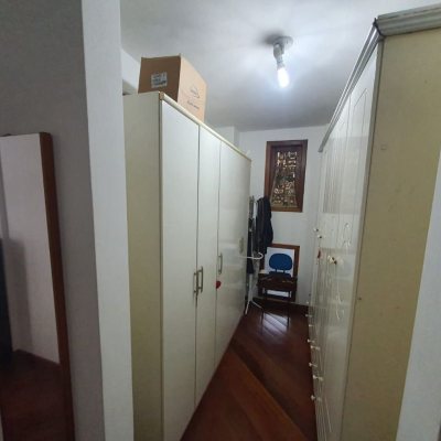 Casa Residencial com 349m², 6 quartos (sendo 2 suítes), 3 garagens, no bairro Carvoeira em Florianópolis