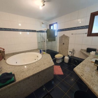 Casa Residencial com 349m², 6 quartos (sendo 2 suítes), 3 garagens, no bairro Carvoeira em Florianópolis