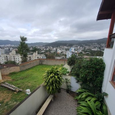 Casa Residencial com 349m², 6 quartos (sendo 2 suítes), 3 garagens, no bairro Carvoeira em Florianópolis
