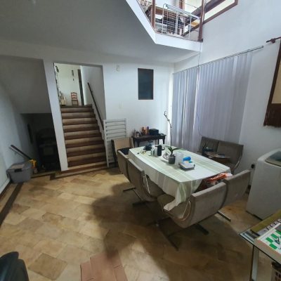 Casa Residencial com 349m², 6 quartos (sendo 2 suítes), 3 garagens, no bairro Carvoeira em Florianópolis