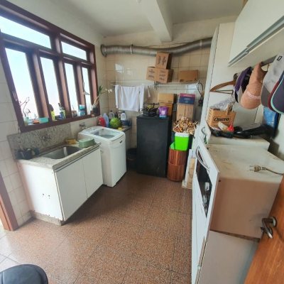 Casa Residencial com 349m², 6 quartos (sendo 2 suítes), 3 garagens, no bairro Carvoeira em Florianópolis