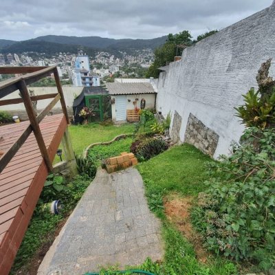 Casa Residencial com 349m², 6 quartos (sendo 2 suítes), 3 garagens, no bairro Carvoeira em Florianópolis