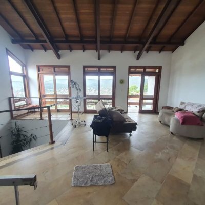 Casa Residencial com 349m², 6 quartos (sendo 2 suítes), 3 garagens, no bairro Carvoeira em Florianópolis