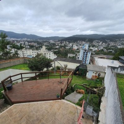 Casa Residencial com 349m², 6 quartos (sendo 2 suítes), 3 garagens, no bairro Carvoeira em Florianópolis