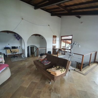 Casa Residencial com 349m², 6 quartos (sendo 2 suítes), 3 garagens, no bairro Carvoeira em Florianópolis