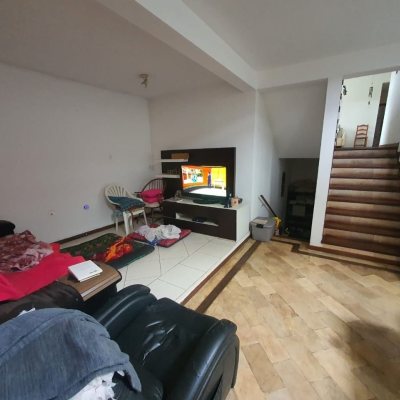 Casa Residencial com 349m², 6 quartos (sendo 2 suítes), 3 garagens, no bairro Carvoeira em Florianópolis