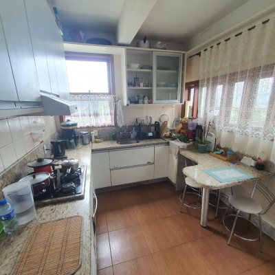 Casa Residencial com 349m², 6 quartos (sendo 2 suítes), 3 garagens, no bairro Carvoeira em Florianópolis