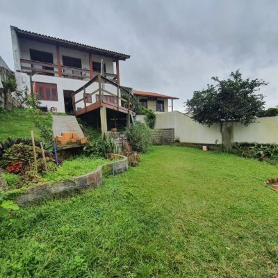 Casa Residencial com 349m², 6 quartos (sendo 2 suítes), 3 garagens, no bairro Carvoeira em Florianópolis