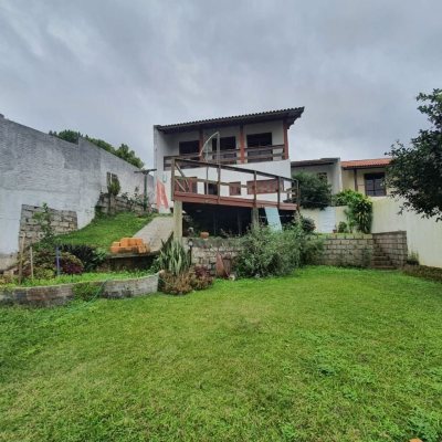 Casa Residencial com 349m², 6 quartos (sendo 2 suítes), 3 garagens, no bairro Carvoeira em Florianópolis