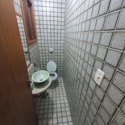 Casa Residencial com 349m², 6 quartos (sendo 2 suítes), 3 garagens, no bairro Carvoeira em Florianópolis
