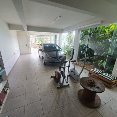 Casa Residencial com 349m², 6 quartos (sendo 2 suítes), 3 garagens, no bairro Carvoeira em Florianópolis