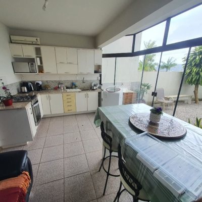 Casa Residencial com 349m², 6 quartos (sendo 2 suítes), 3 garagens, no bairro Carvoeira em Florianópolis
