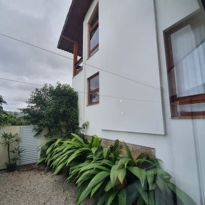 Casa Residencial com 349m², 6 quartos (sendo 2 suítes), 3 garagens, no bairro Carvoeira em Florianópolis