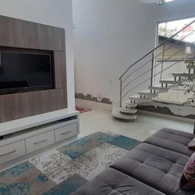 Casa Residencial com 300m², 4 quartos, 1 suíte, 3 garagens, no bairro Praia Comprida em São José