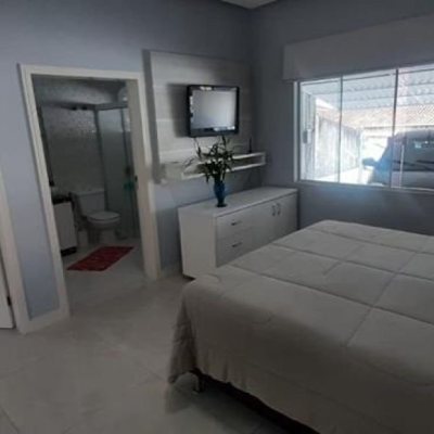Casa Residencial com 300m², 4 quartos, 1 suíte, 3 garagens, no bairro Praia Comprida em São José