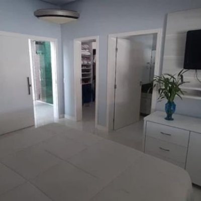 Casa Residencial com 300m², 4 quartos, 1 suíte, 3 garagens, no bairro Praia Comprida em São José