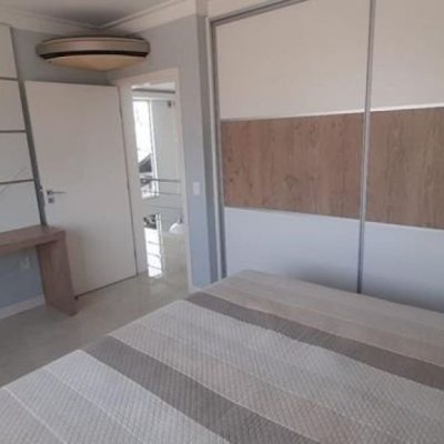 Casa Residencial com 300m², 4 quartos, 1 suíte, 3 garagens, no bairro Praia Comprida em São José