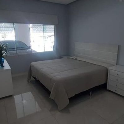 Casa Residencial com 300m², 4 quartos, 1 suíte, 3 garagens, no bairro Praia Comprida em São José