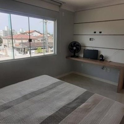 Casa Residencial com 300m², 4 quartos, 1 suíte, 3 garagens, no bairro Praia Comprida em São José