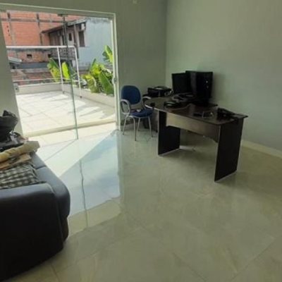 Casa Residencial com 300m², 4 quartos, 1 suíte, 3 garagens, no bairro Praia Comprida em São José