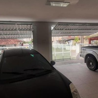 Casa Residencial com 300m², 4 quartos, 1 suíte, 3 garagens, no bairro Praia Comprida em São José