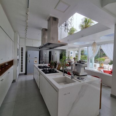 Casa Comercial com 450m², 5 garagens, no bairro Centro em Florianópolis