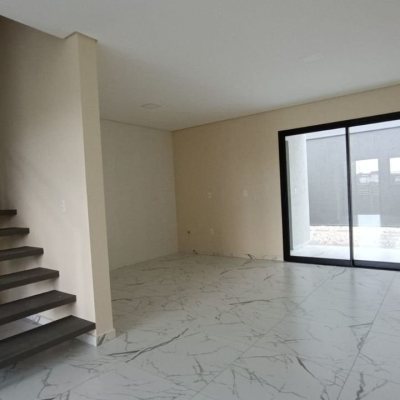 Casa Residencial com 117m², 2 quartos, 1 suíte, 2 garagens, no bairro Campeche em Florianópolis