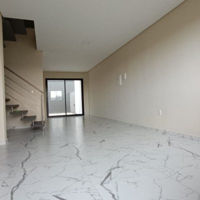 Casa Residencial com 117m², 2 quartos, 1 suíte, 2 garagens, no bairro Campeche em Florianópolis