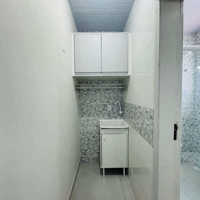 Pousada com 261m², 7 quartos, 1 suíte, 3 garagens, no bairro Tapera da Base em Florianópolis