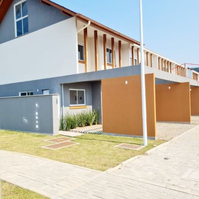 Casa em Condomínio com 78m², 2 quartos, 2 suítes, 2 garagens, no bairro Morro das Pedras em Florianópolis