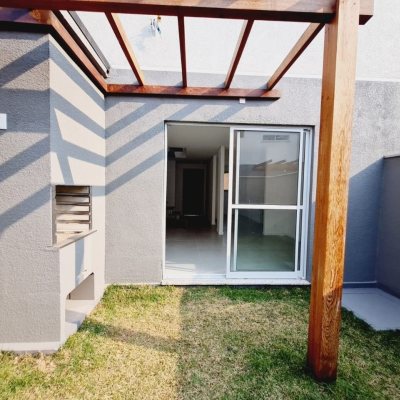 Casa em Condomínio com 78m², 2 quartos, 2 suítes, 2 garagens, no bairro Morro das Pedras em Florianópolis