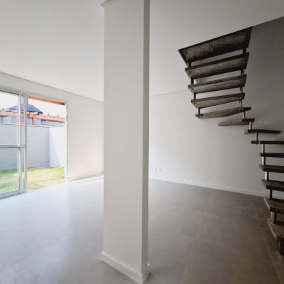 Casa em Condomínio com 78m², 2 quartos, 2 suítes, 2 garagens, no bairro Morro das Pedras em Florianópolis