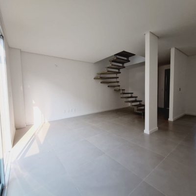 Casa em Condomínio com 78m², 2 quartos, 2 suítes, 2 garagens, no bairro Morro das Pedras em Florianópolis