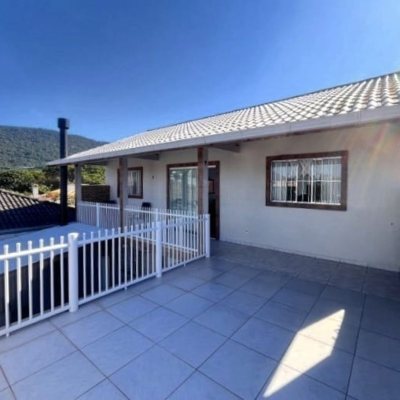 Casa Residencial com 420m², 3 quartos, 3 suítes, 2 garagens, no bairro São João Do Rio Vermelho em Florianópolis