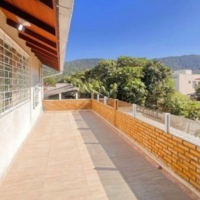 Casa Residencial com 420m², 3 quartos, 3 suítes, 2 garagens, no bairro São João Do Rio Vermelho em Florianópolis