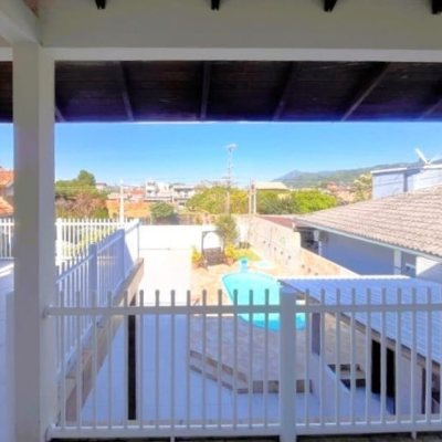 Casa Residencial com 420m², 3 quartos, 3 suítes, 2 garagens, no bairro São João Do Rio Vermelho em Florianópolis