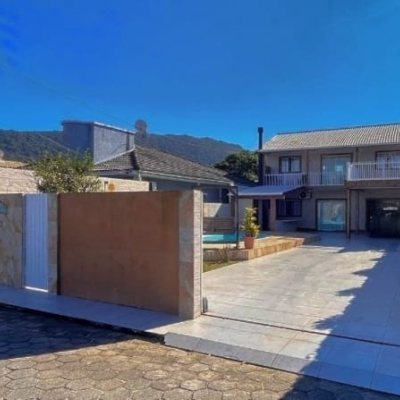 Casa Residencial com 420m², 3 quartos, 3 suítes, 2 garagens, no bairro São João Do Rio Vermelho em Florianópolis