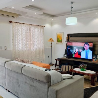 Casa Residencial com 420m², 3 quartos, 3 suítes, 2 garagens, no bairro São João Do Rio Vermelho em Florianópolis